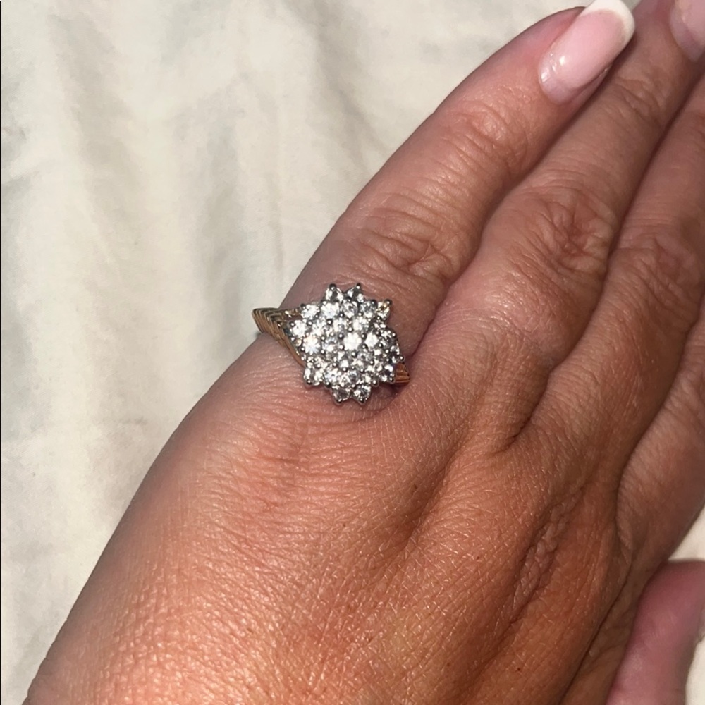 Vintage Elegant Gold and CZ Diamond Cluster Fashion Ring
